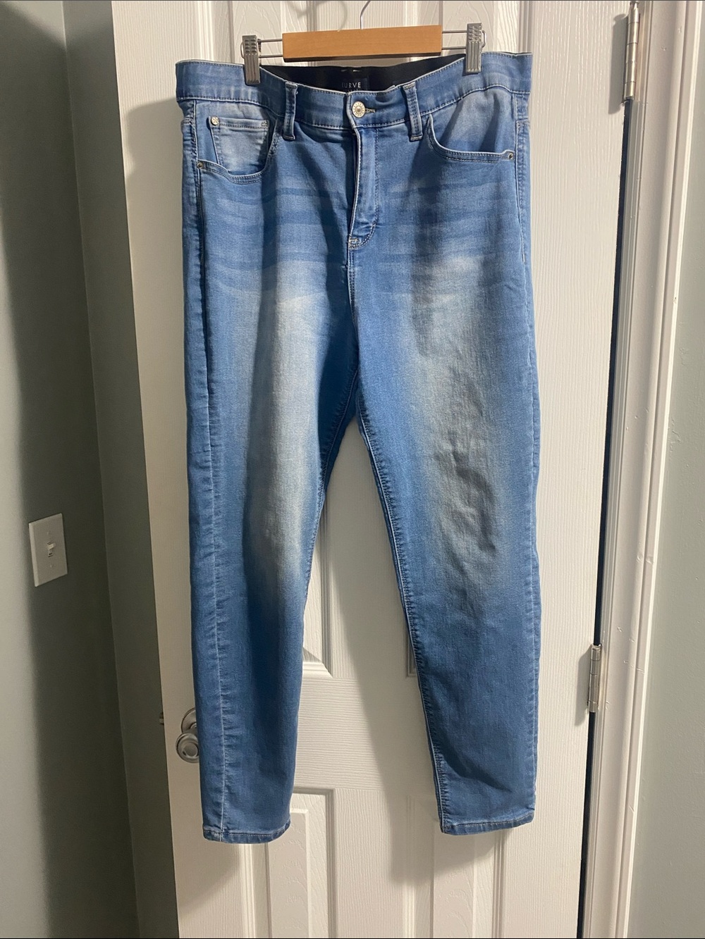 Women’s Skinny Jeans in Washed Light Blue